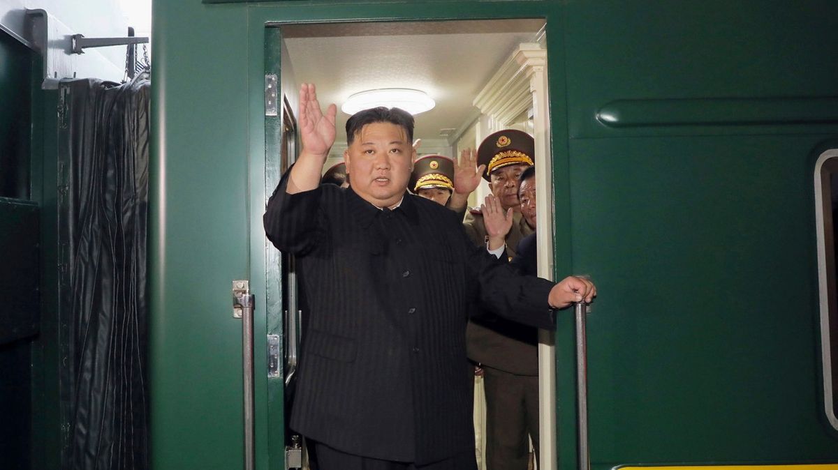 Kim přijel za Putinem obrněným vlakem, v cizině nebyl čtyři roky