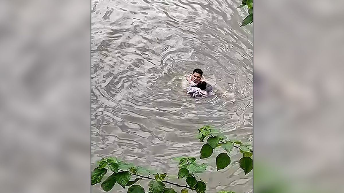 Muž skočil do řeky pro malou školačku, kterou unášel silný proud