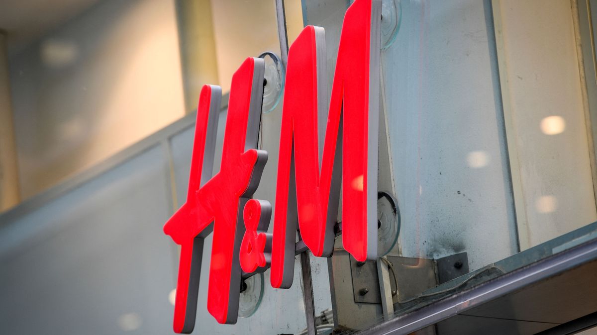 Oděvní řetězec H&M v prvním čtvrtletí téměř ztrojnásobil provozní zisk