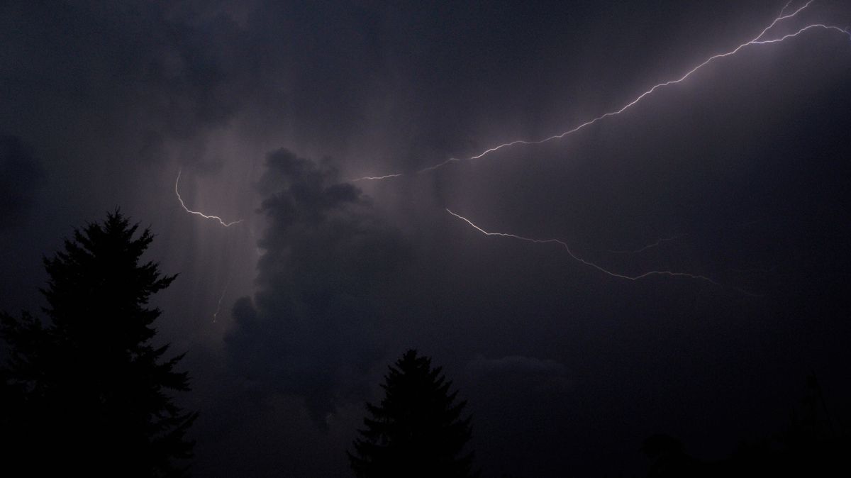 Na východě hrozí silné bouřky s krupobitím, varují meteorologové