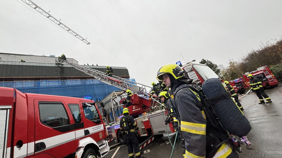 Hoří střecha gynekologie nemocnice v Praze