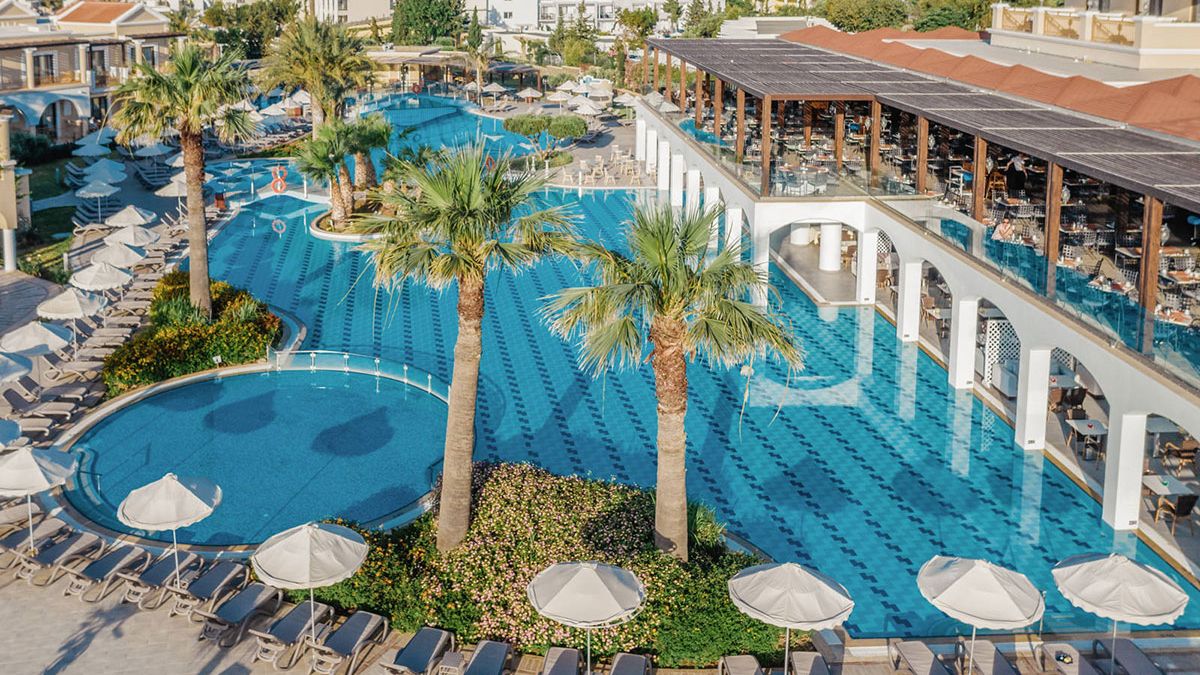 Před a po. Záběry z hotelu na Rhodu, který sežehly plameny