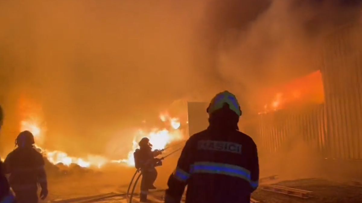 V Turnově hoří průmyslová hala, vyhlášen byl zvláštní stupeň poplachu