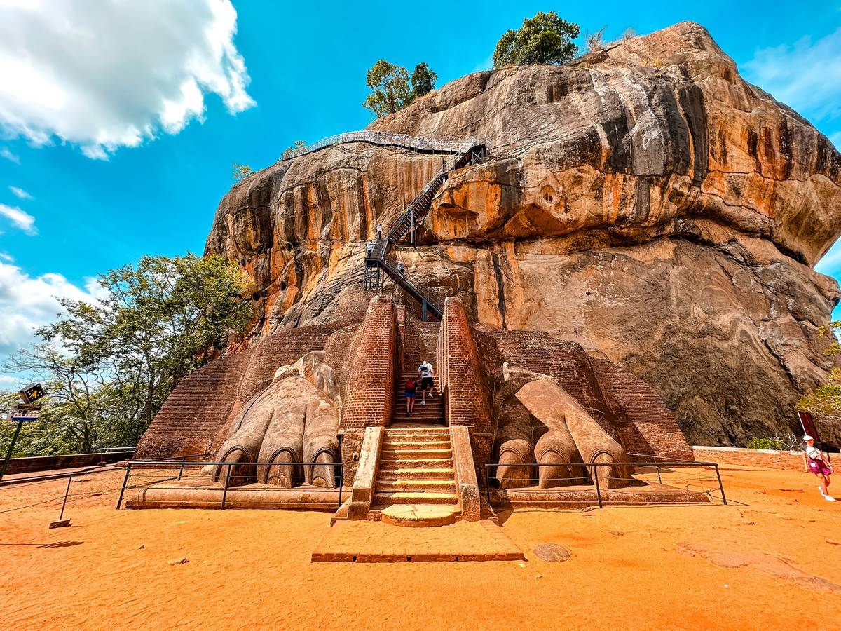 Vchod do paláce střežil lev, z nějž dnes zbývají už jen tlapy.