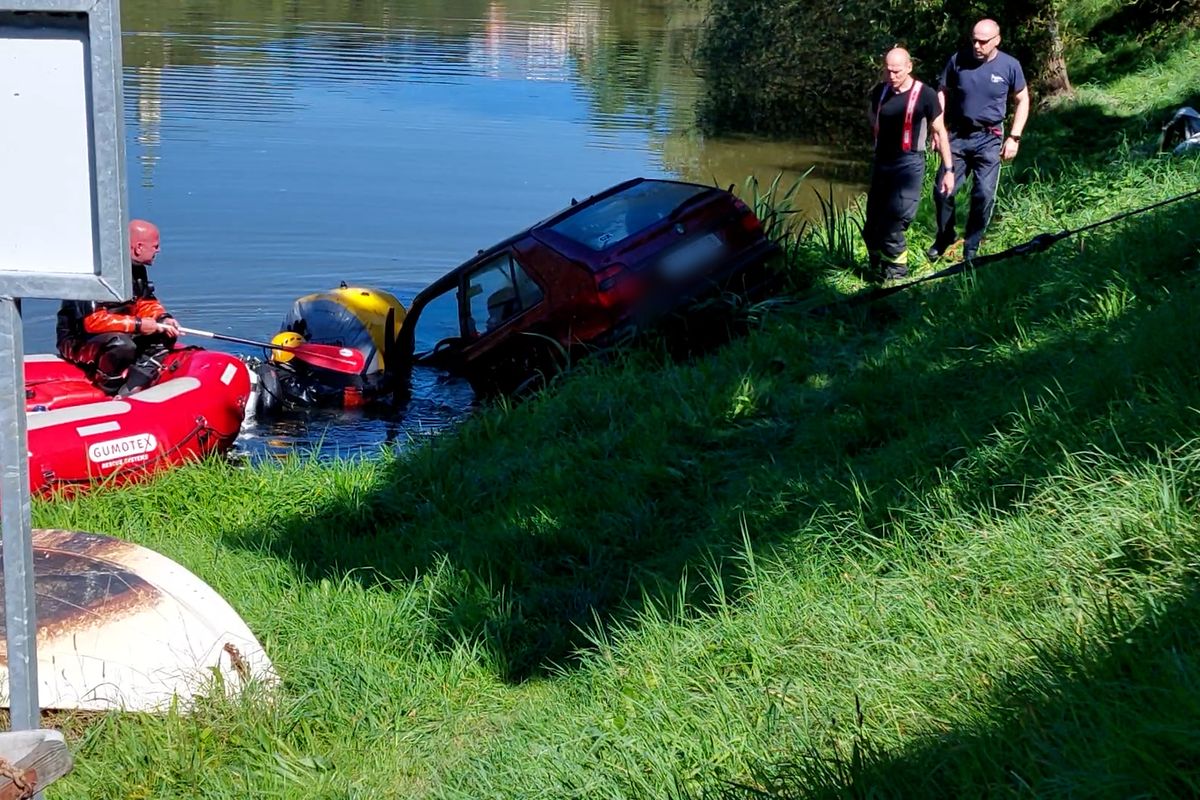 Táborský hasič v trenkách a bez výstroje vytáhl řidiče z potopeného auta