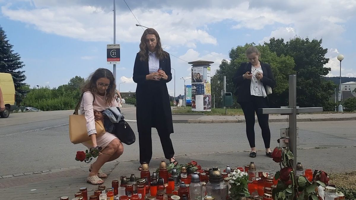 Ukrajinky položily květiny u památníku zabitého Roma u Brněnské přehrady