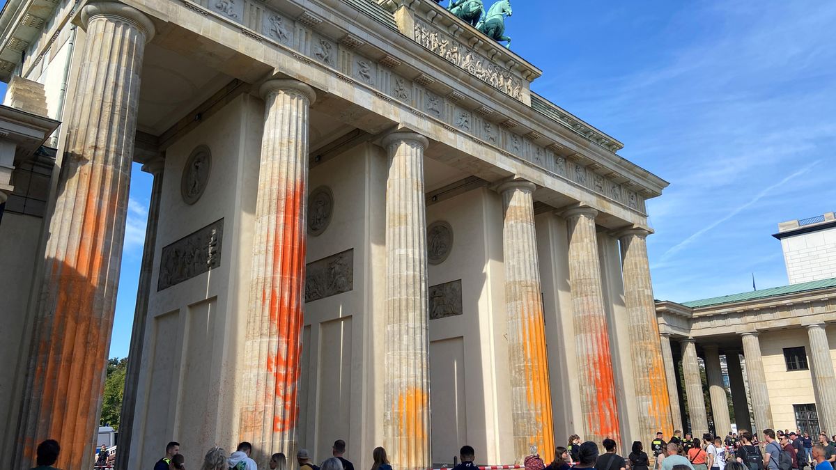 Klimatičtí vandalové z Poslední generace poničili Braniborskou bránu, symbol Berlína