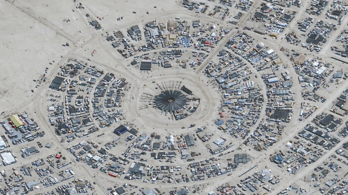 Slavný festival Burning Man se pro 70 000 lidí proměnil v boj s bahnem