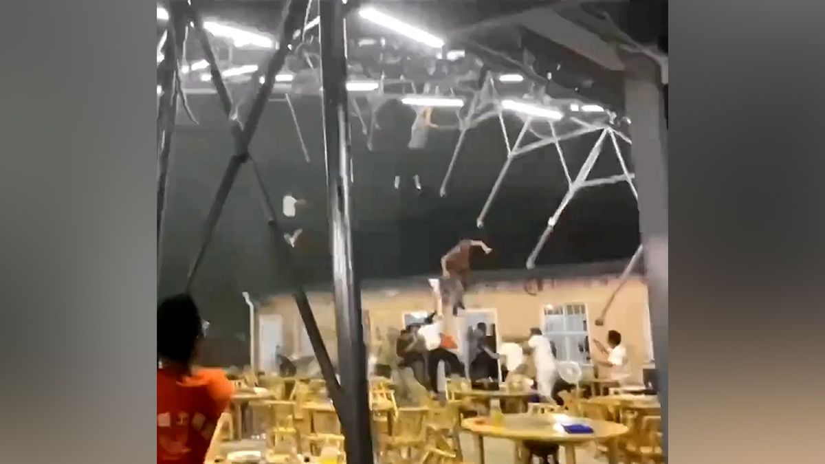 Snažit se udržet střechu v bouři není dobrý nápad, ukazuje děsivé video z Číny