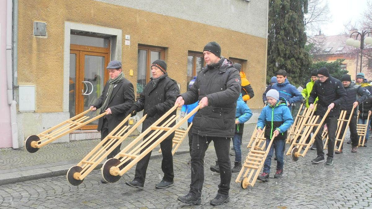 Počasí nepřálo, přesto se v Bílovci velikonočně hrkalo