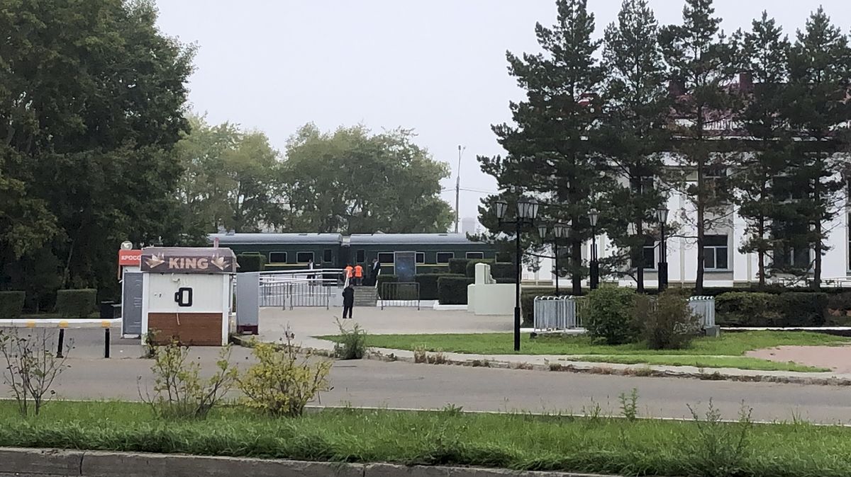 Kim zamířil do ruské továrny na stíhačky