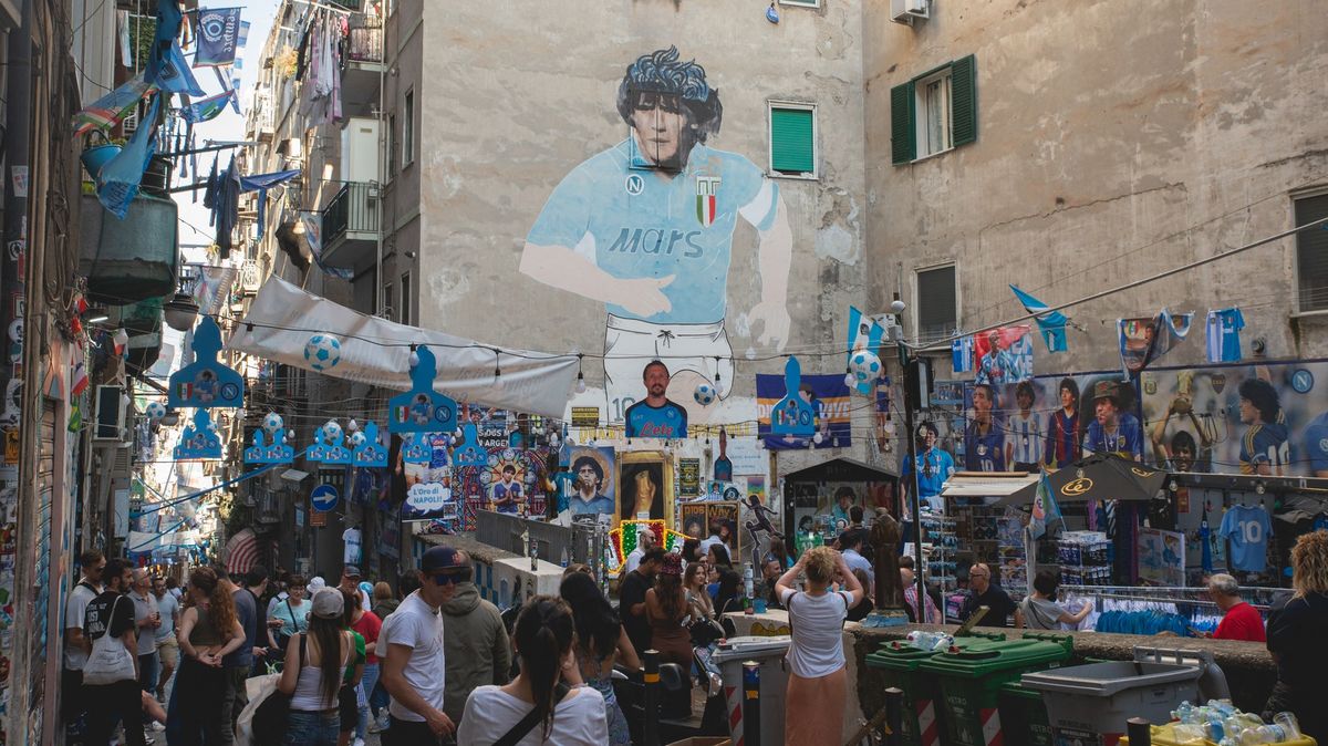 Diego s námi a zlé pryč. Reportáž Apoleny Rychlíkové z Neapole