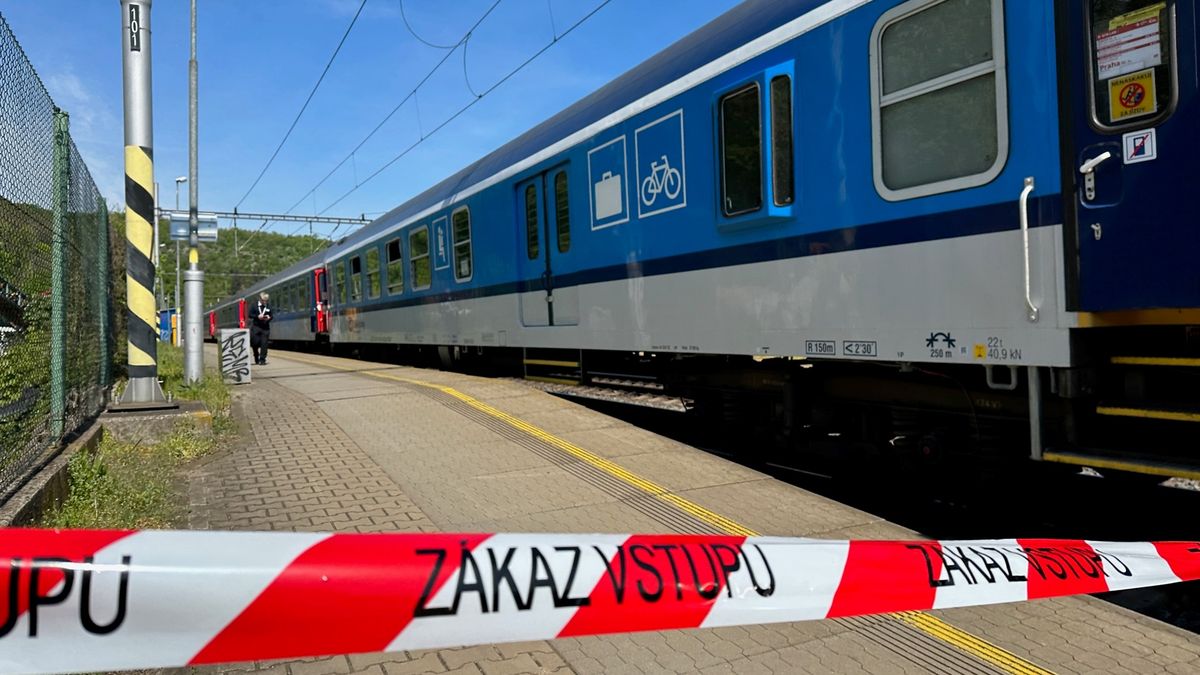 Vlak v Praze usmrtil muže. Trať na Ústí stojí