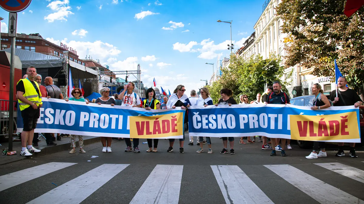11 Těsně před koncem demonstrace se u nápisu Česko proti vládě začal shromažďovat dav, který se posléze vydal na pochod Prahou