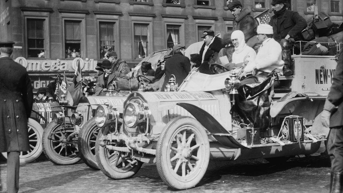 První automobilový závod kolem světa prověřil jezdce i auta. Do cíle dojeli před 115 lety