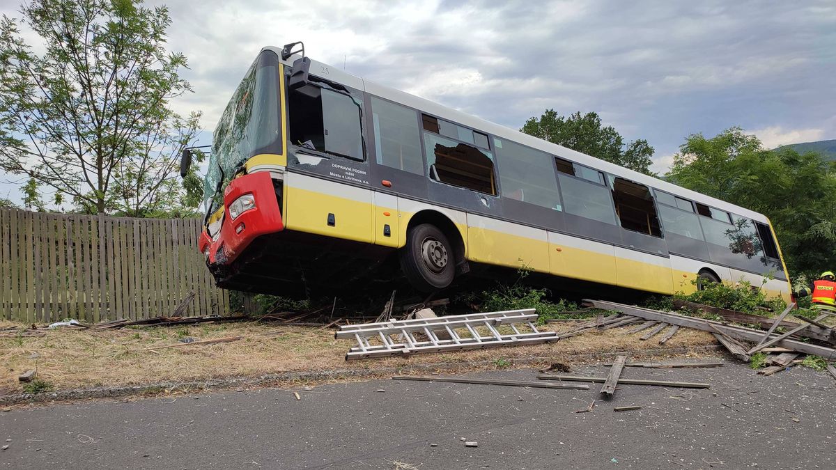 V Litvínově havaroval autobus, vážně zraněné dítě odvezl vrtulník