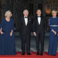 Britský král Karel III. a jeho manželka Camilla (nalevo), francouzský prezident Emmanuel Macron s manželkou Brigitte (napravo)
