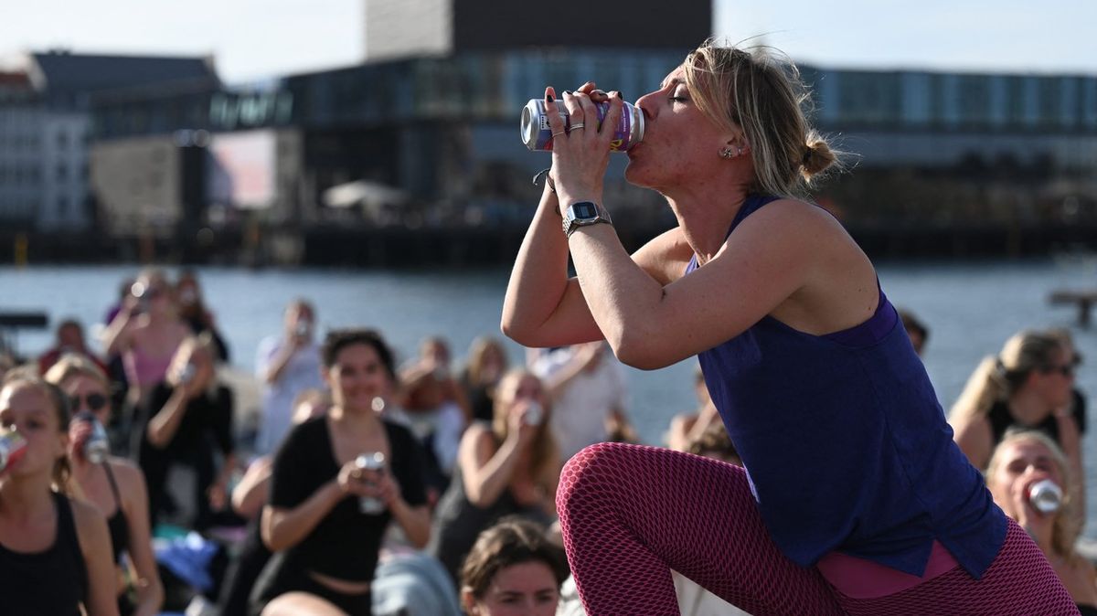 V Kodani lidé cvičí jógu s plechovkou piva v ruce, postupně ji vypijí