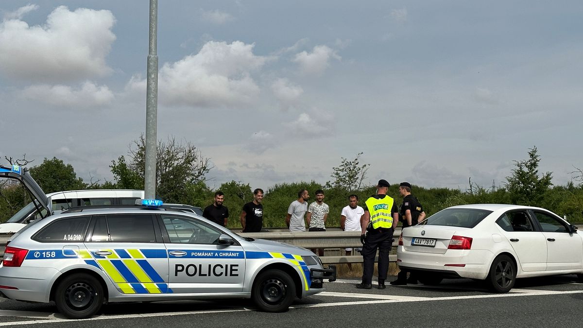 Policie zastavila na Pražském okruhu čtyři auta napěchovaná migranty