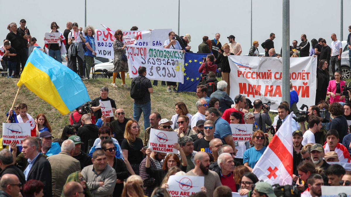 Nejste vítáni. Na ruské letadlo v Tbilisi čekali demonstranti