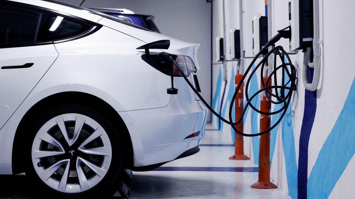 Ministr dopravy navrhne pětileté období pro vykazování emisních cílů automobilek