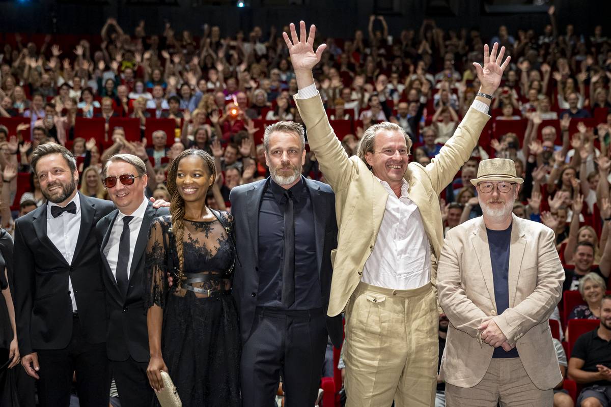 Ve velkém sále hotelu Thermal byl 3. července 2023 v rámci 57. Mezinárodního filmového festivalu v Karlových Varech uveden nový český film Hadí plyn. Na snímku zleva Dalibor Buš, Robert Mikluš, Mara Lukama, Stanislav Majer a úplně vpravo režisér David Jařab.