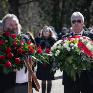 Lidé nosili do krematoria věnce a květiny