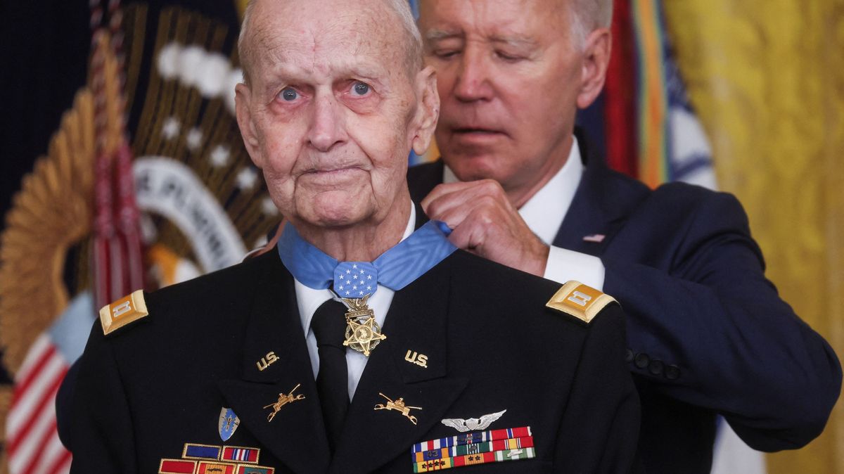 Neuposlechl rozkaz a vrátil se pro spolubojovníky. Veterán z Vietnamu dostal od Bidena nejvyšší vyznamenání