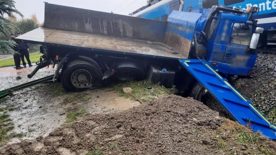 Osobní vlak se na Šumpersku srazil s náklaďákem, dva zranění