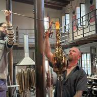 Skláři na huti v Lindavě na Českolipsku vyráběli ve středu ceny Thálie. Oceněným divadelníkům se budou předávat příští týden v sobotu v Národním divadle.