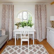 Okno bylo zachováno a zátiší dotvořeno