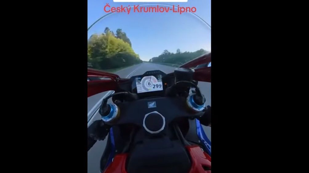 Motorkář uháněl na Lipno rychlostí 300 km/h