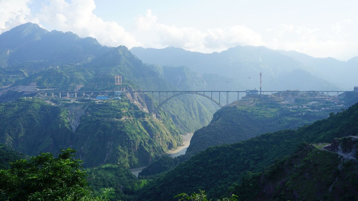 V Indii otevřou nejvyšší železniční most na světě. Trumfne i Eiffelovku