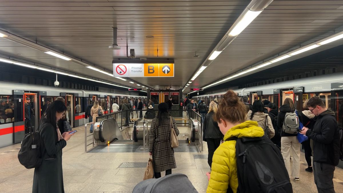 Na Florenci spadl muž pod metro. Na místě zemřel