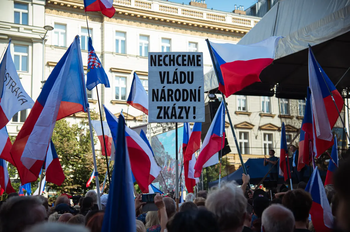 9 „Nechceme vládu EU, nechceme vládu americkou ani vládu ukrajinskou, nechceme vládu ruskou ani čínskou, chceme vládu České republiky,“ řekl Rajchl na demonstraci