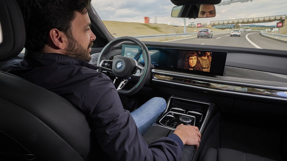 BMW řady 7 bude jezdit bez dohledu řidiče, ale jen pomalu