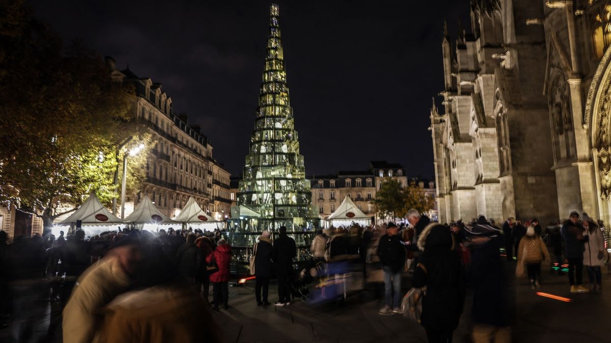 V Bordeaux mají místo vánočního stromku skleněnou sochu, starosta chválí úspory