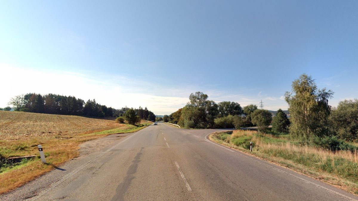 Motorkář nepřežil střet s náklaďákem u Strakonic
