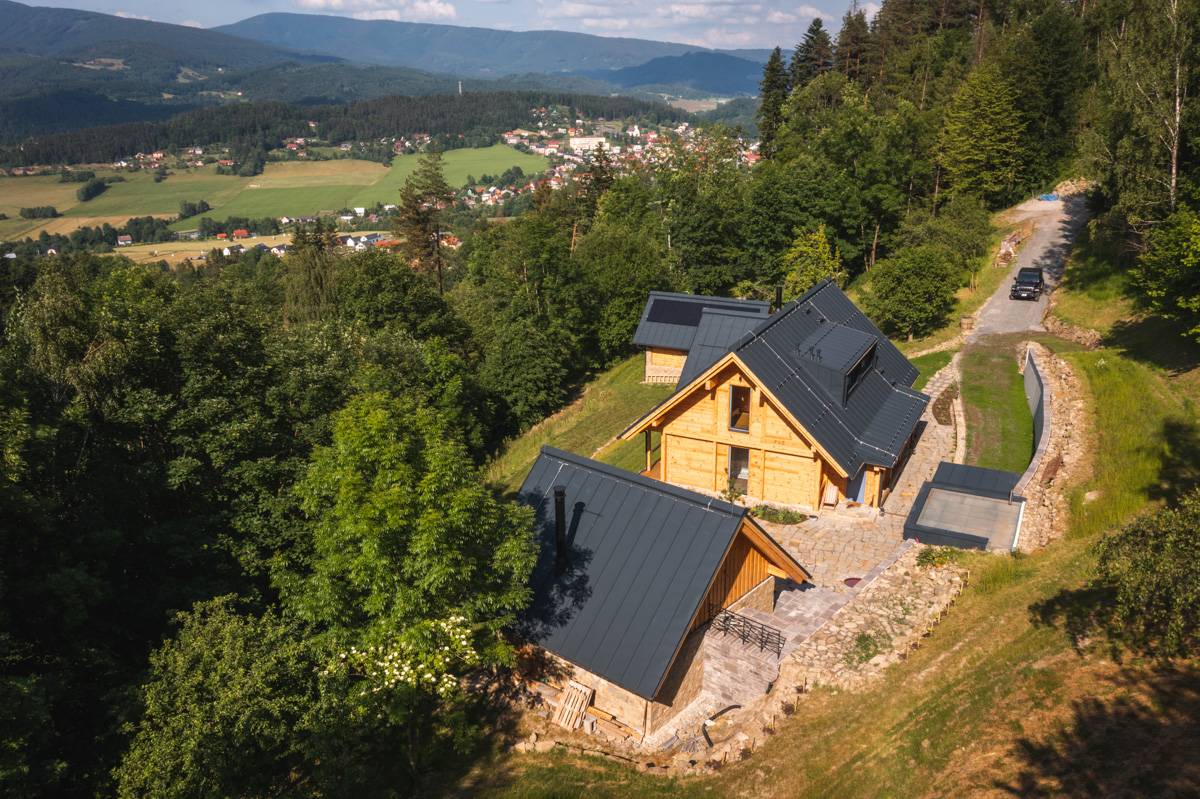 Díky umístění staveb ve svahu mají majitelé nádherné výhledy do krajiny.