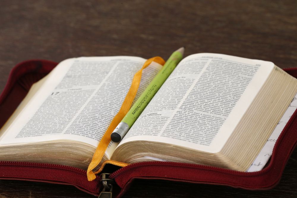 Několik základních škol v Utahu zakázalo Bibli kvůli „vulgaritě a násilí“