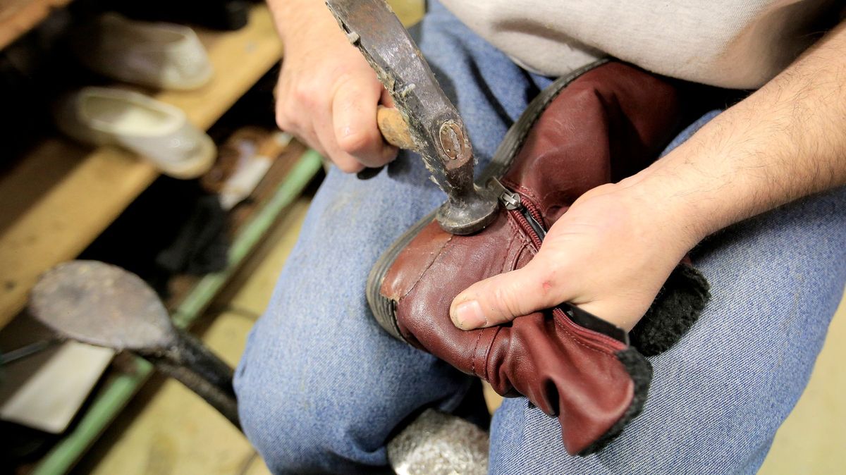 Francie bude lidem přispívat na opravy obuvi i oblečení