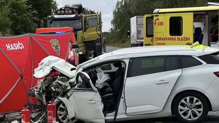 Řidička vjela na Kutnohorsku do protisměru. Po střetu zemřel muž a zranily se děti