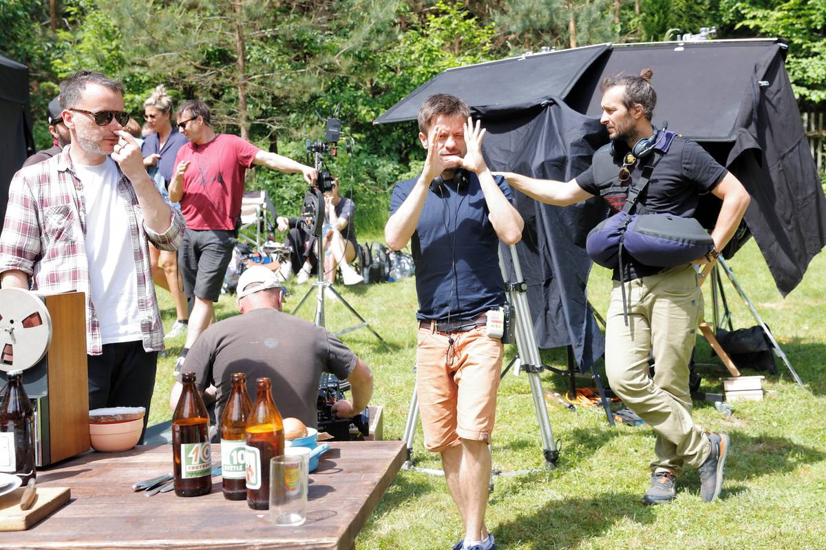 Režisér Jiří Mádl udílí hercům pokyny.