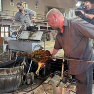 Skláři na huti v Lindavě na Českolipsku vyráběli ve středu ceny Thálie. Oceněným divadelníkům se budou předávat příští týden v sobotu v Národním divadle.