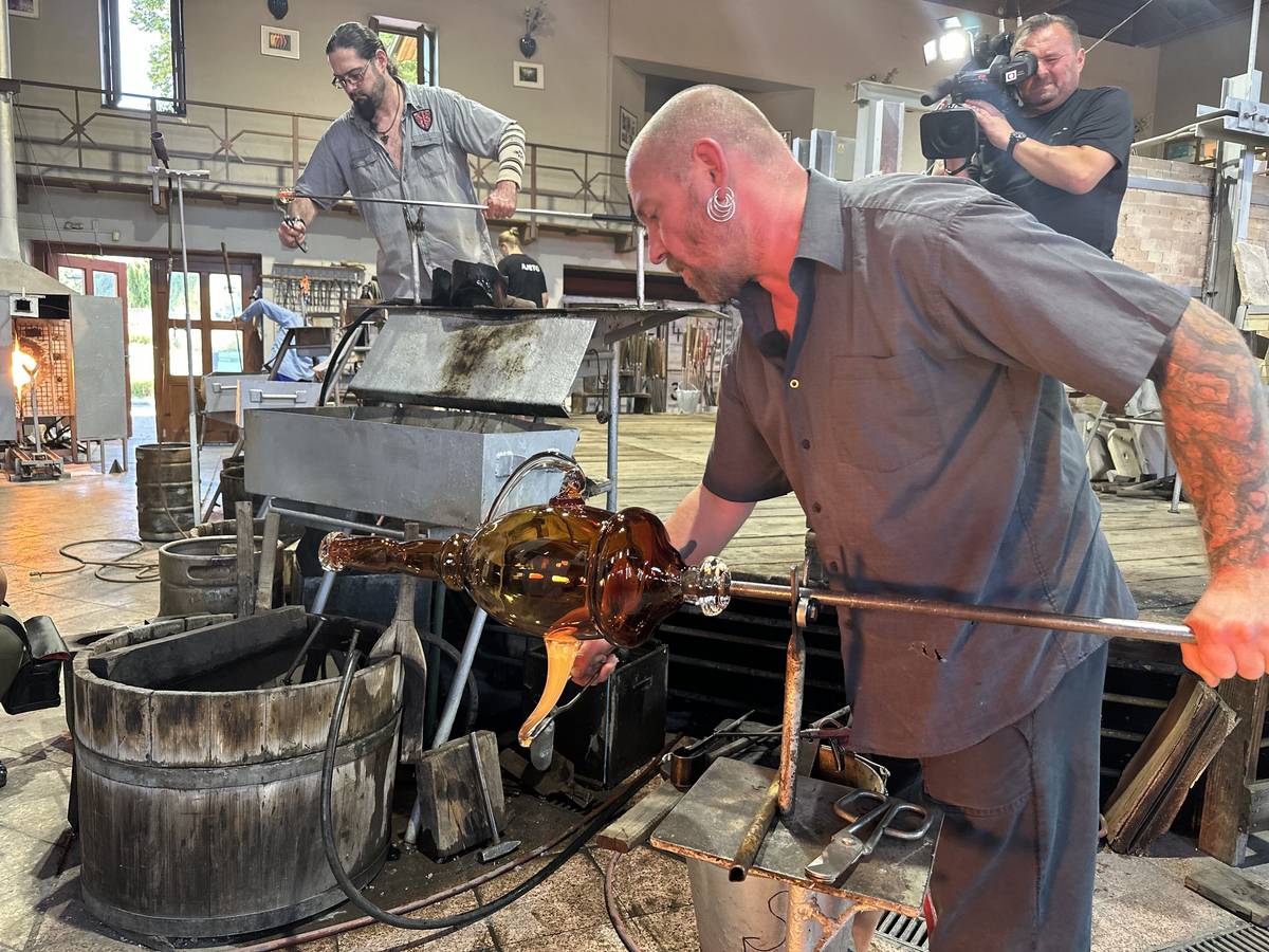 Skláři na huti v Lindavě na Českolipsku vyráběli ve středu ceny Thálie. Oceněným divadelníkům se budou předávat příští týden v sobotu v Národním divadle.