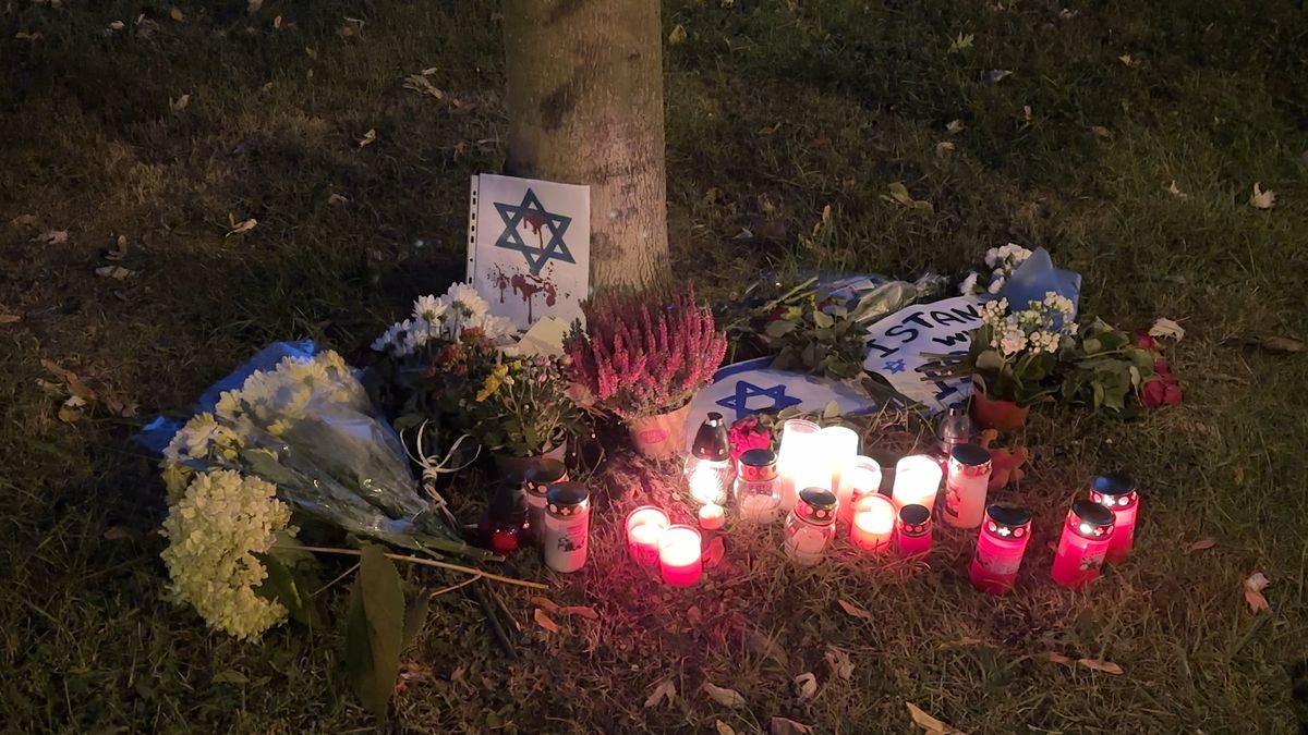 Lidé zapalují svíčky u izraelského velvyslanectví v Praze
