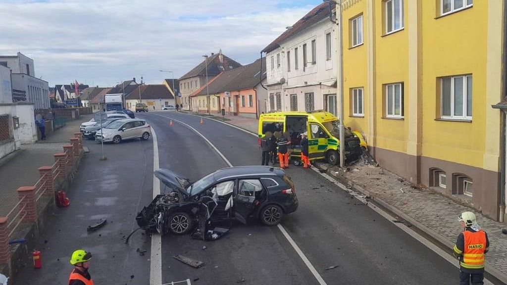 Houkající sanitka s policejním doprovodem narazila do domu u Plzně poté, co jí vjelo do cesty auto