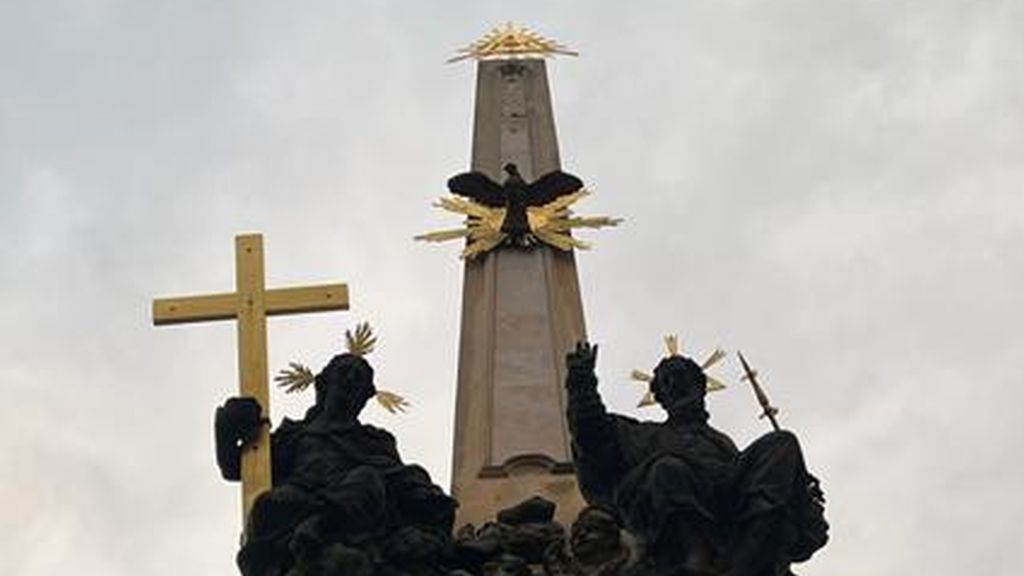 Blesk zasáhl Boží oko na morovém sloupu v centru Prahy