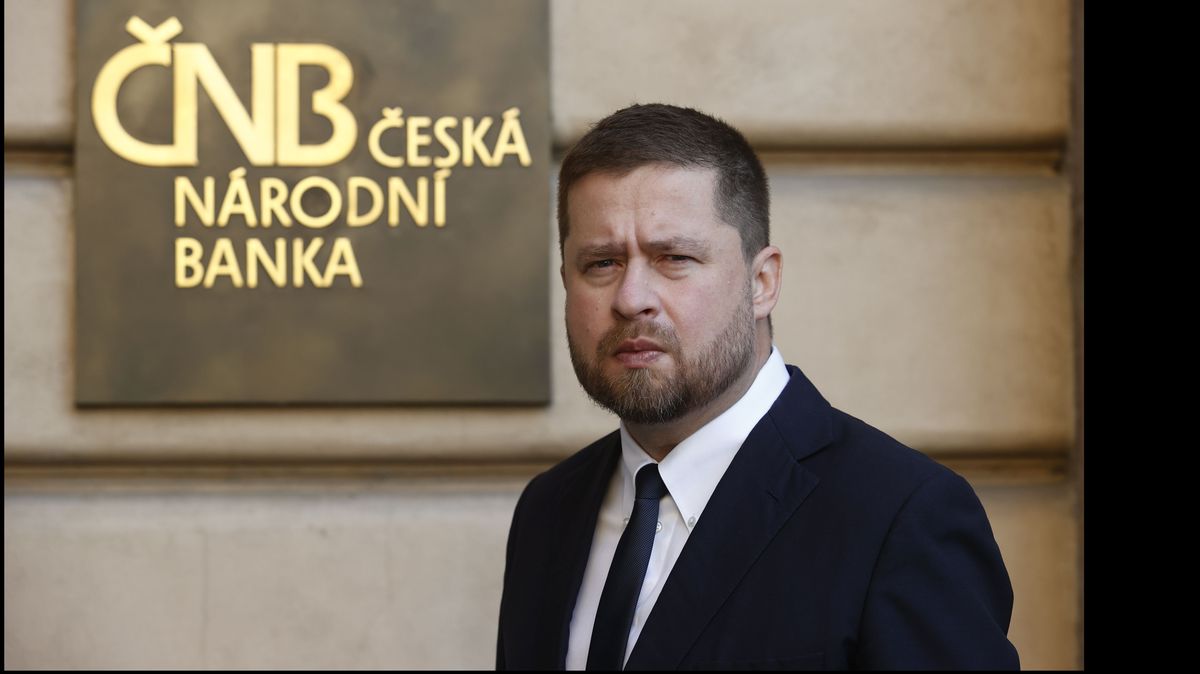 Michla vláda v evropské bance nechce. Místo něj tam poslala Stanjurova náměstka