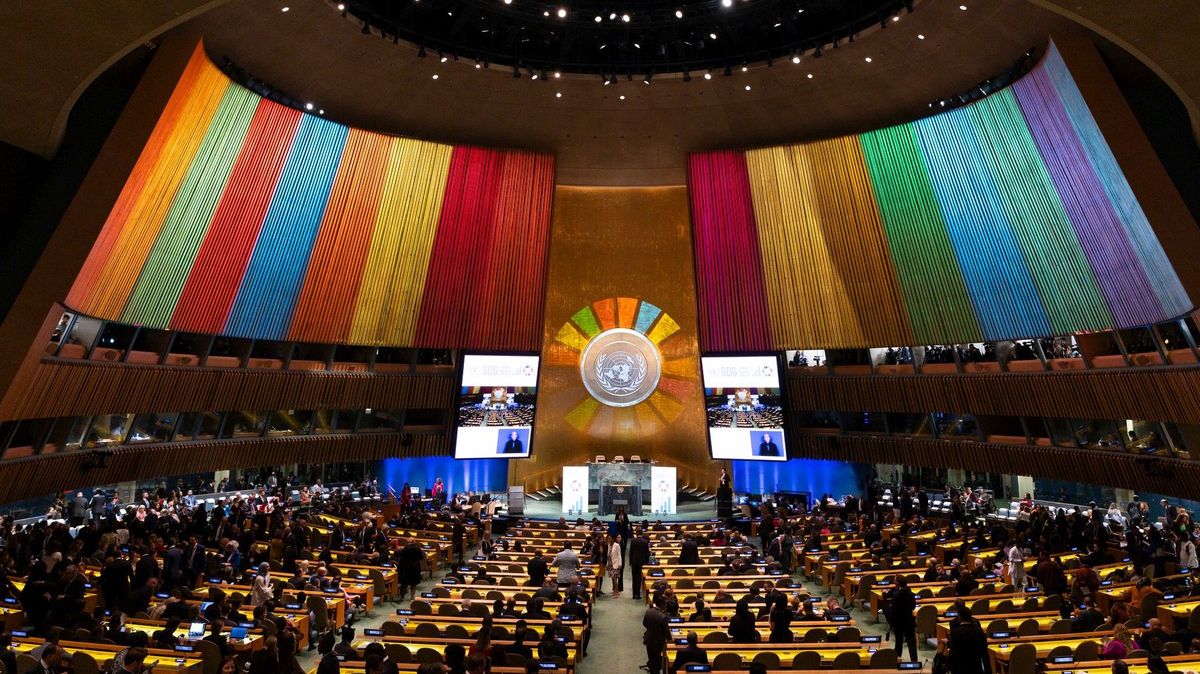 Erdogana trápí LGBT výzdoba v OSN. Žádná tam ale není